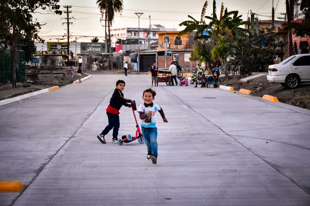 Inauguran la pavimentación de dos calles en la colonia Azteca