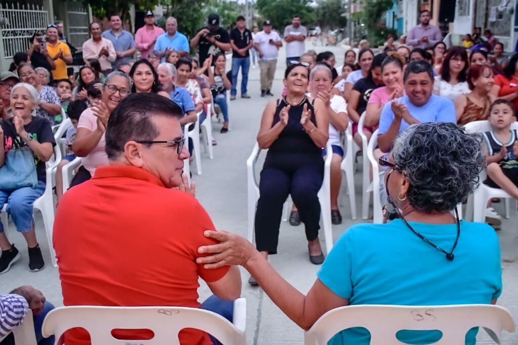 El Alcalde Dgar Gonz Lez Inaugura La Pavimentaci N En La Calle