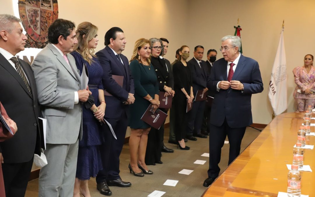 Rocha Moya toma protesta a integrantes de su gabinete