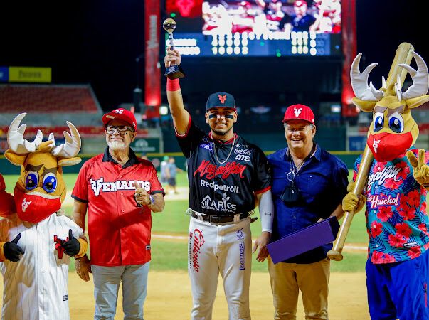 Isaac Paredes recibe el trofeo al campeón bateador