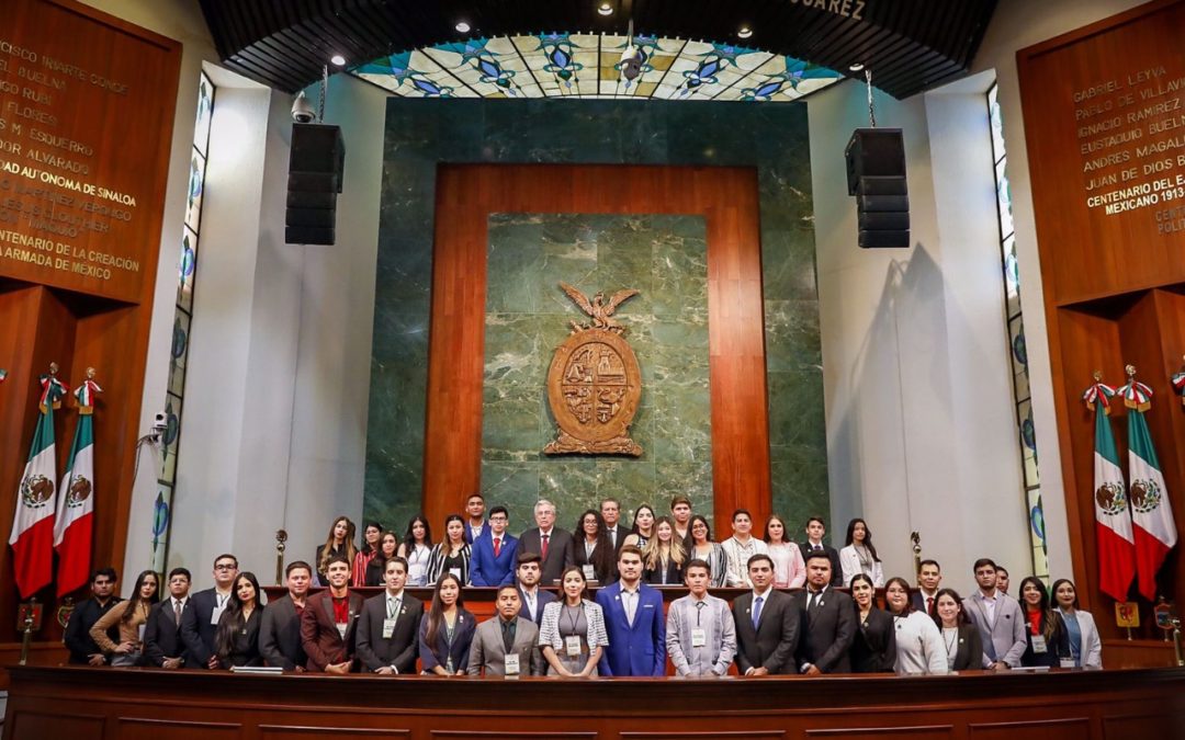 Asiste el gobernador a la instalación del Parlamento Juvenil