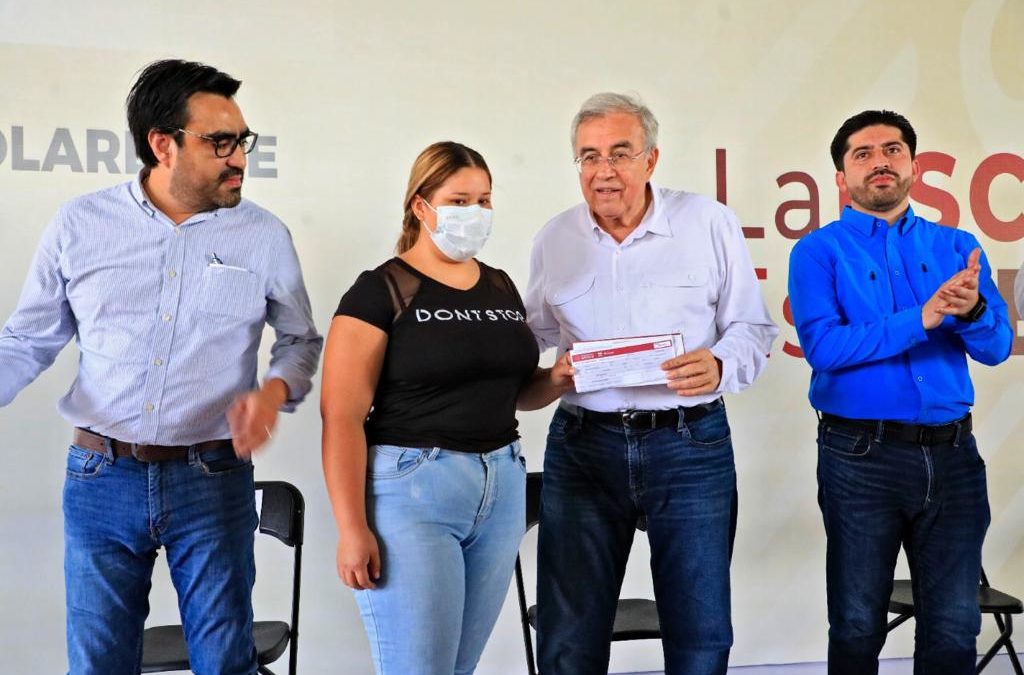 Encabeza Rocha la entrega de apoyos del programa «La Escuela es Nuestra»