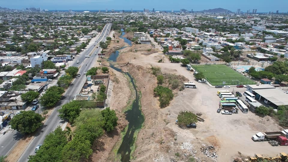 Limpian 57 mil metros de canales que recorren Mazatlán