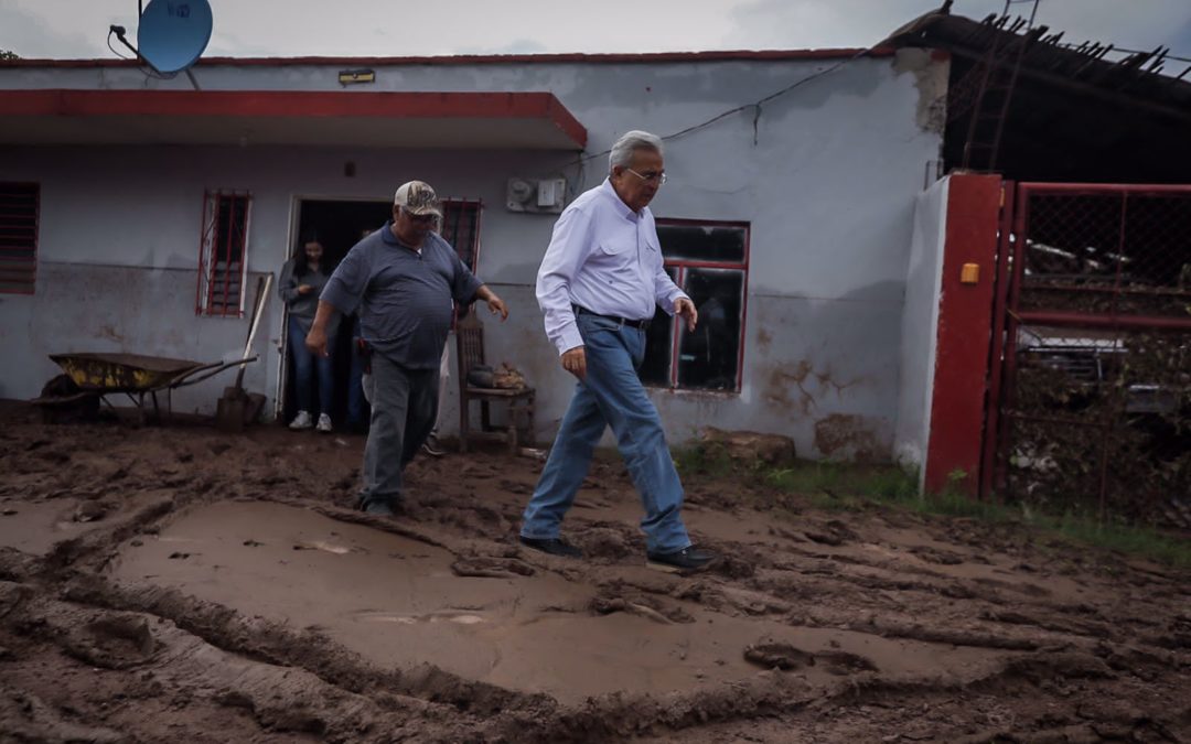 Rocha atiende personalmente a damnificados por las inundaciones