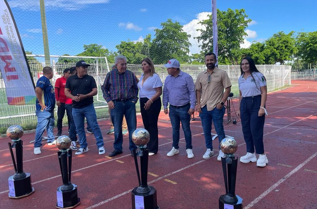 Gobernador Rocha premia a campeonas femeniles de futbol en Culiacán