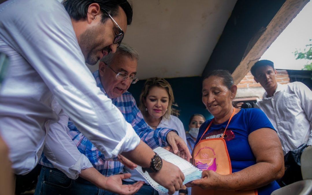 Rocha Moya entrega apoyos a damnificados en Los Mezcales