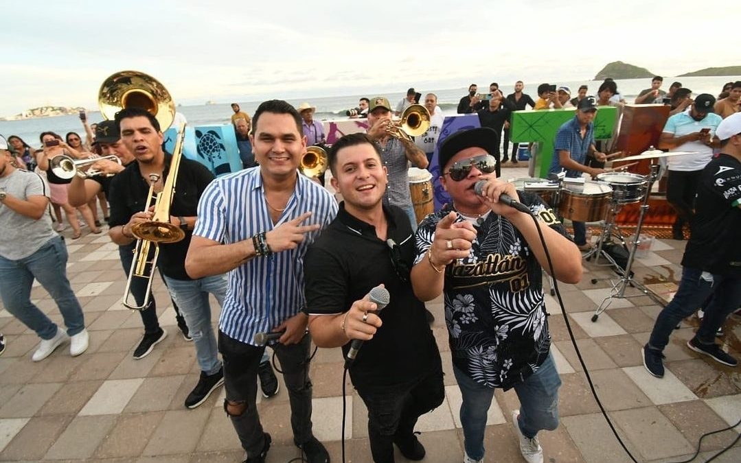 Los Recoditos graban videos en el malecón de Mazatlán