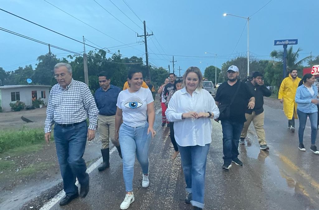 Rocha y DIF entregan apoyos a familias afectadas por lluvias en Navolato