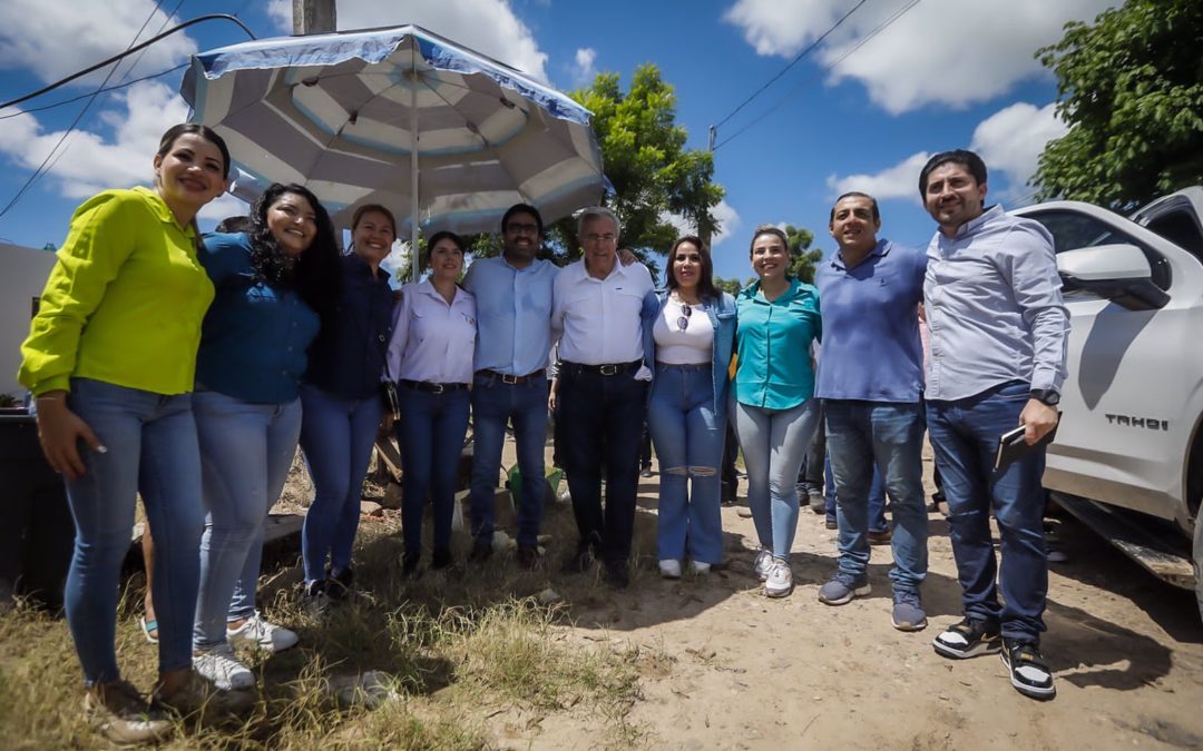 Rocha entrega apoyos a damnificados por lluvias en Culiacán