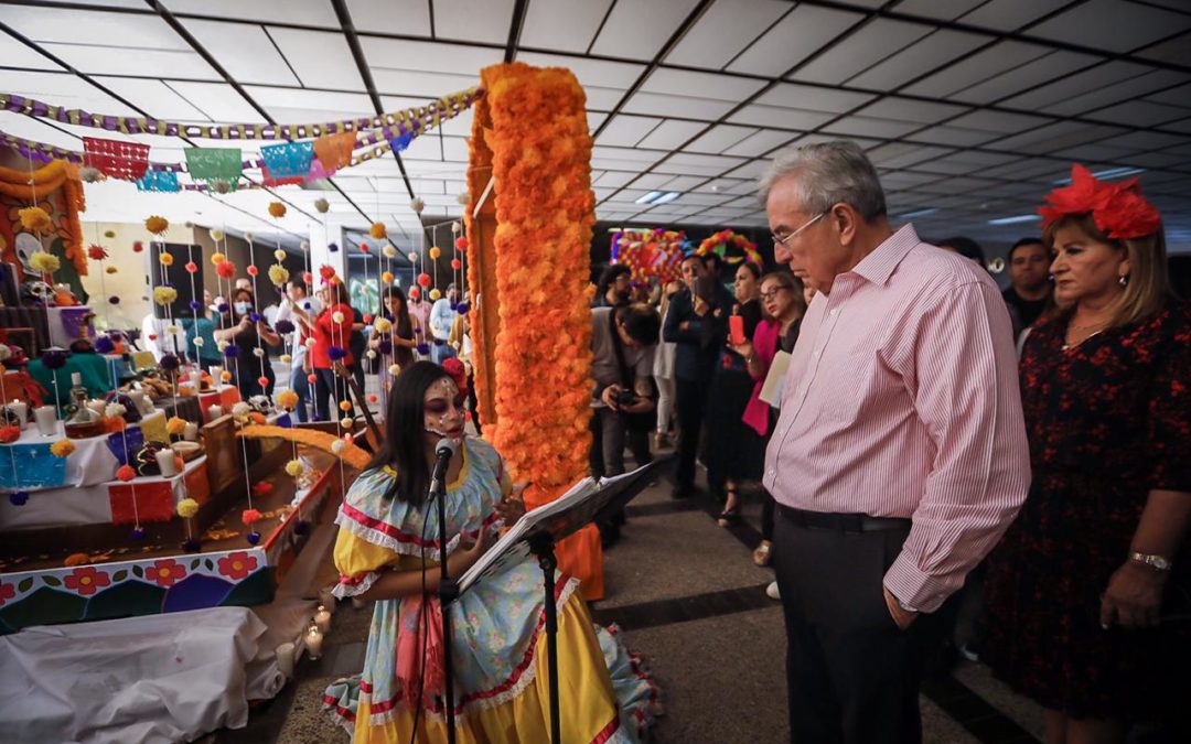 Rocha realiza recorrido por corredor de altares del Día de Muertos en Palacio de Gobierno