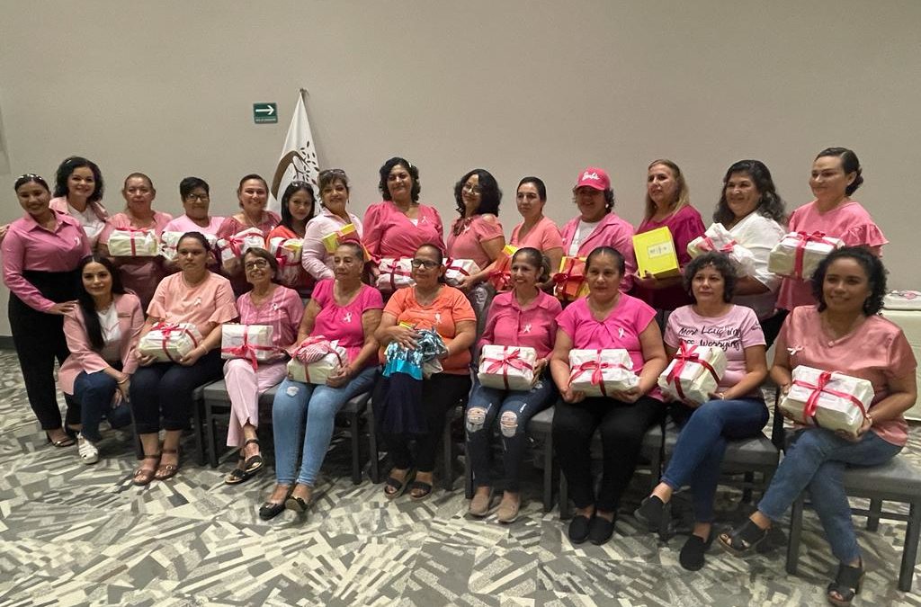 Fundación Letty Coppel entrega prótesis mamarias a 30 guerreras