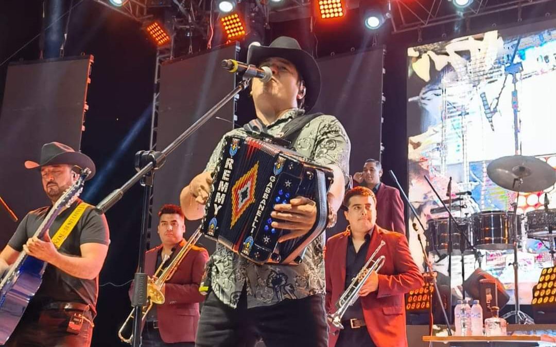 Remmy Valenzuela le canta a Mazatlán