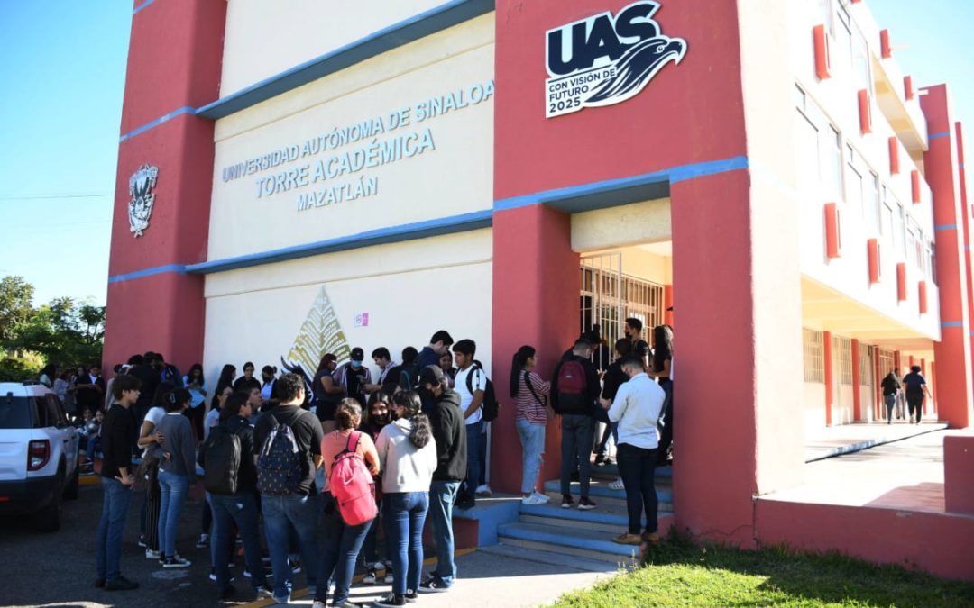 Entregan tarjeta Universitaria Inteligente a estudiantes de la UAS de la Unidad Regional Sur