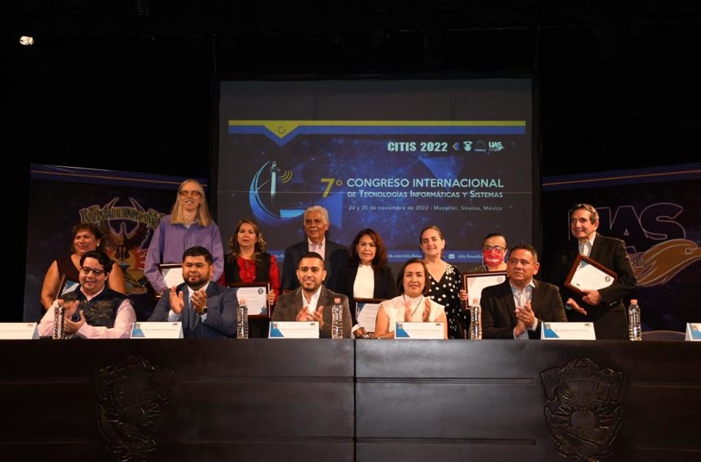 Cuén imparte conferencia en la UAS; distinguen a fundadores de la Facultad de Informática Mazatlán