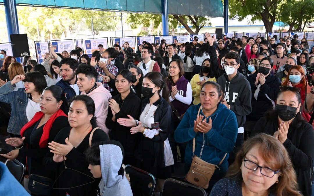 Padres de familia acompañan a sus hijos en la orientación para elegir su carrera profesional