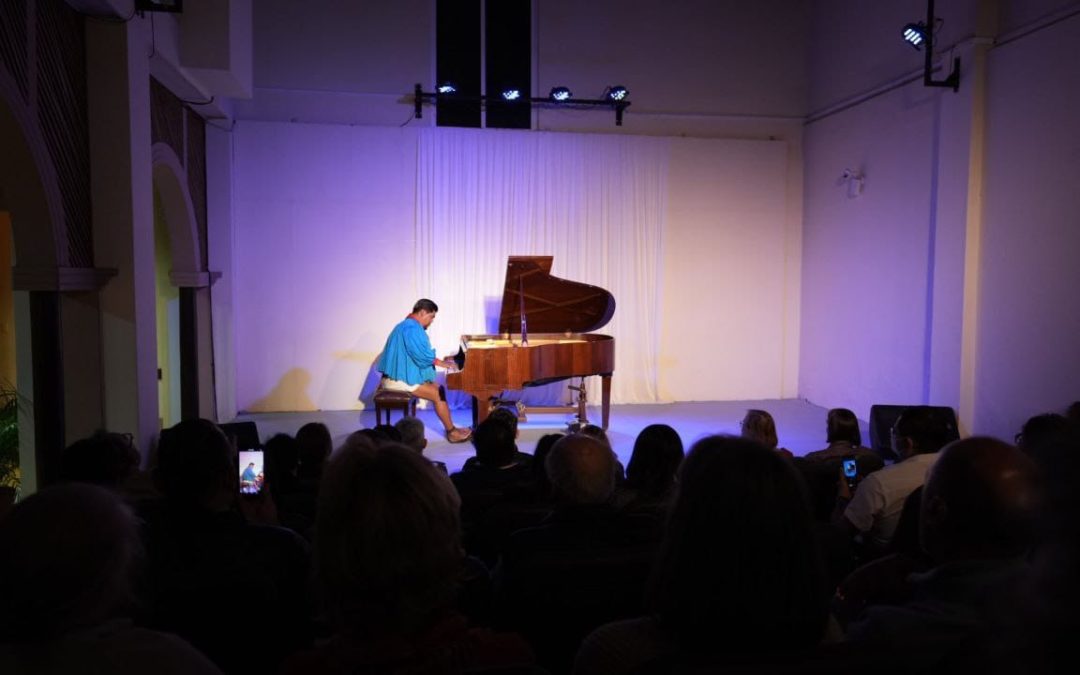 Romeyno Gutiérrez, pianista rarámuri ofreció concierto en Mazatlán