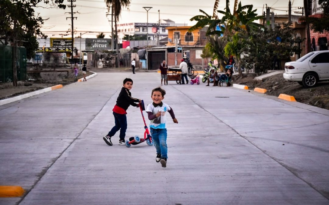 Inauguran la pavimentación de dos calles en la colonia Azteca