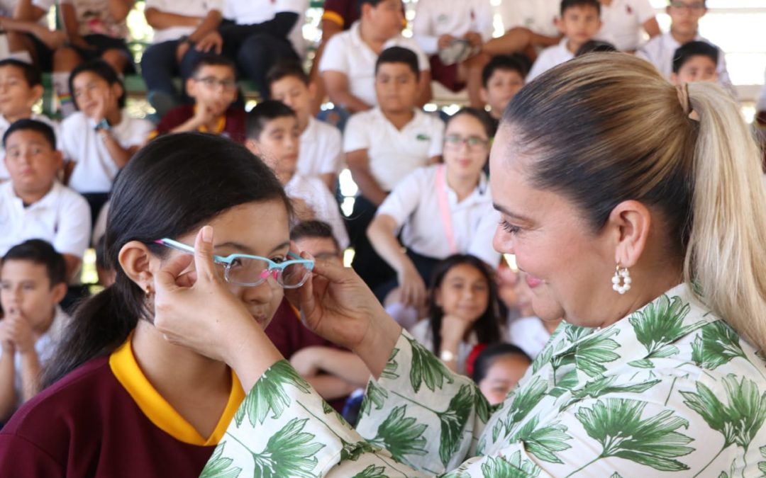 Inicia DIF Sinaloa entrega de lentes graduados a niñas y niños de primarias del puerto