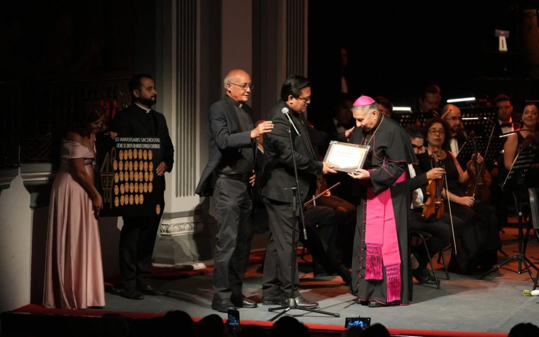 Noche de celebración por el 50 aniversario de ordenación sacerdotal del Obispo Mario Espinosa Contreras