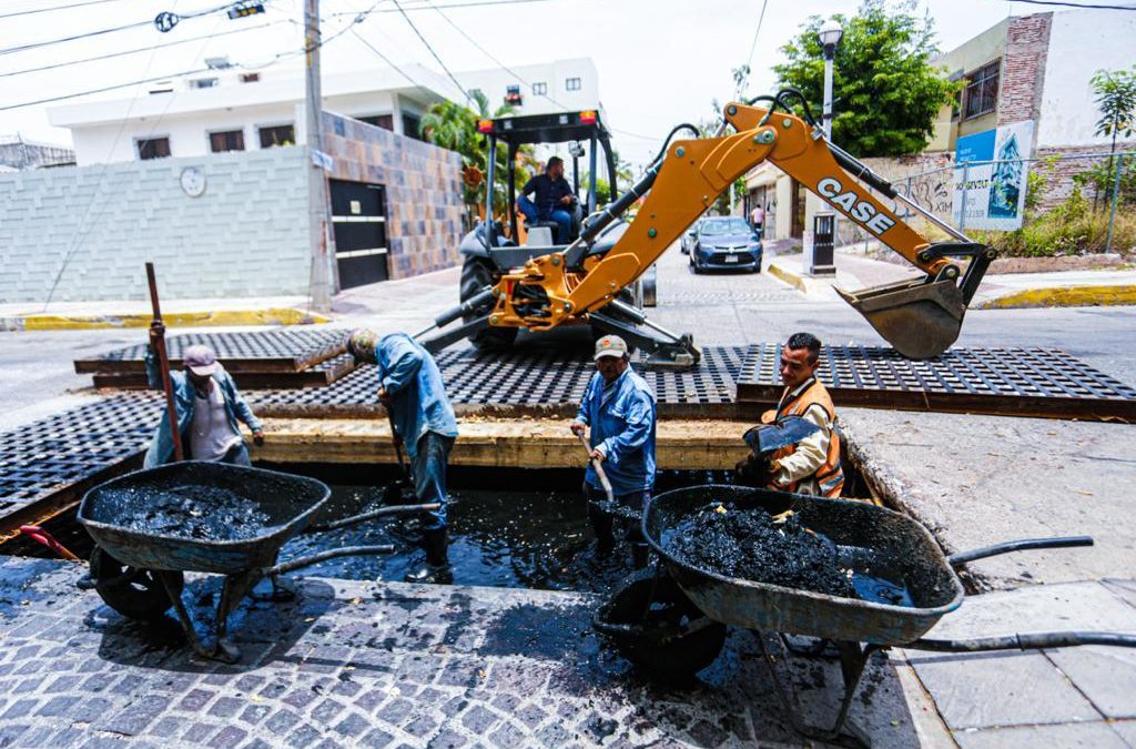 Obras Públicas trabaja en desazolve de colector Roosevelt