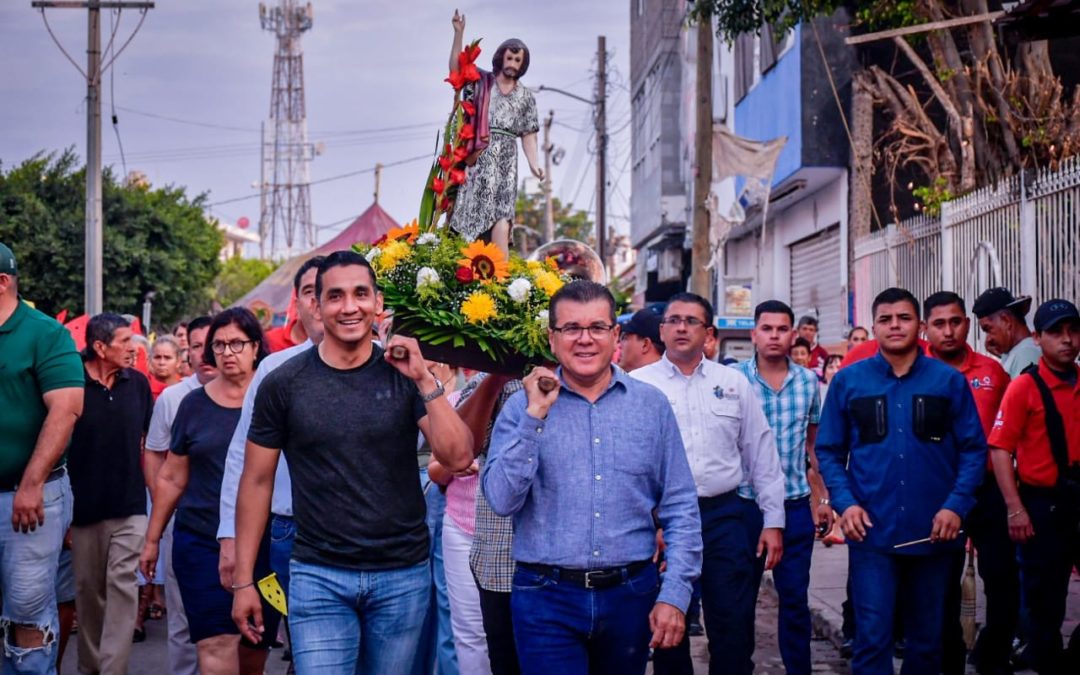 Asiste el alcalde Édgar González al tradicional baño de San Juan Bautista en Villa Unión