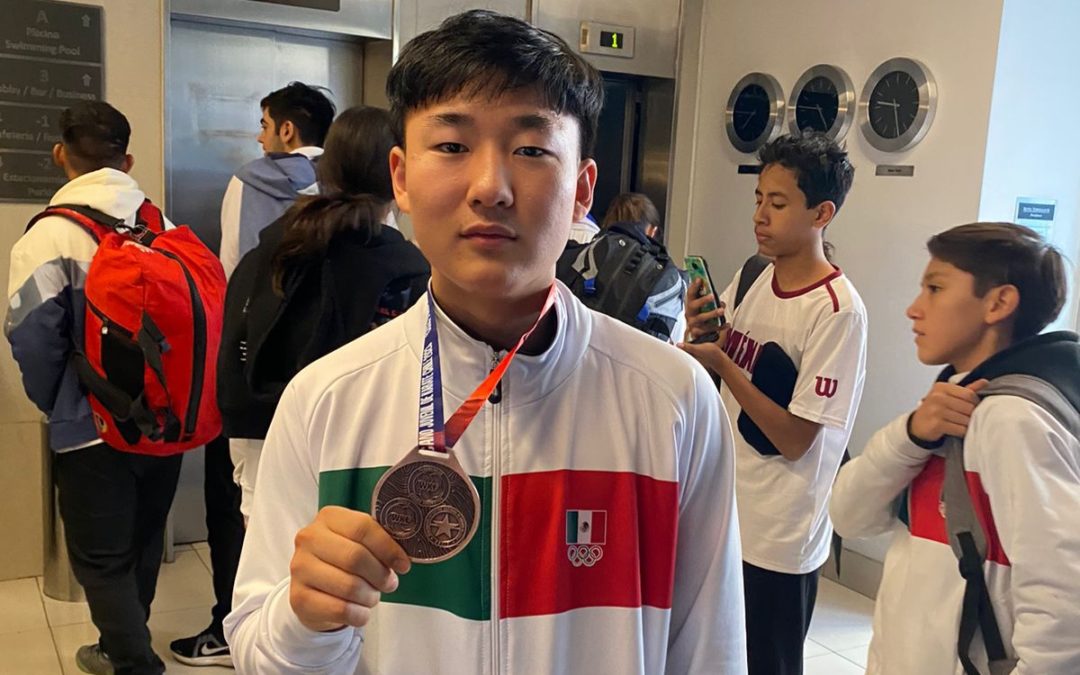 Hayato Yoshii Mizukami se cuelga medalla de bronce a en el Campeonato Panamericano Juvenil de Karate Chile 2023