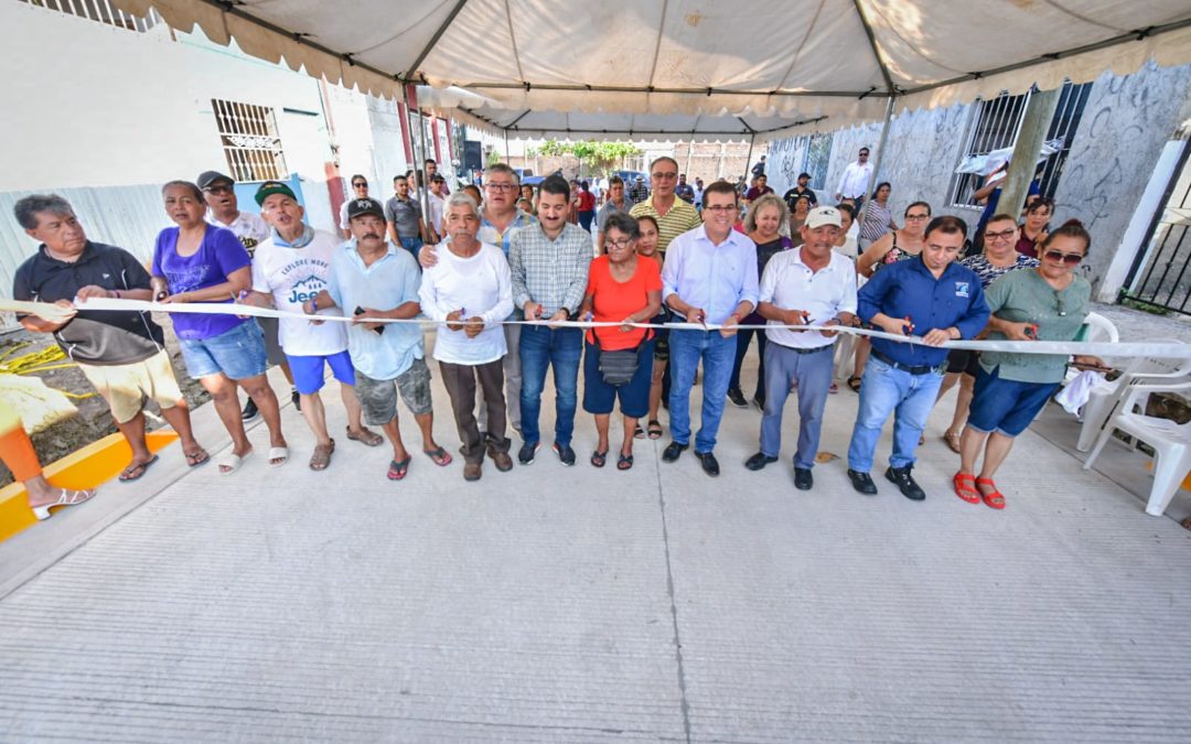 Estrenan obra pavimentada vecinos de la colonia Estero