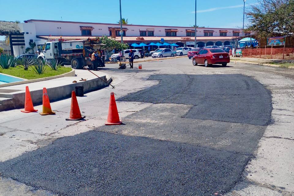 Sin parar trabajos de bacheo en Mazatlán