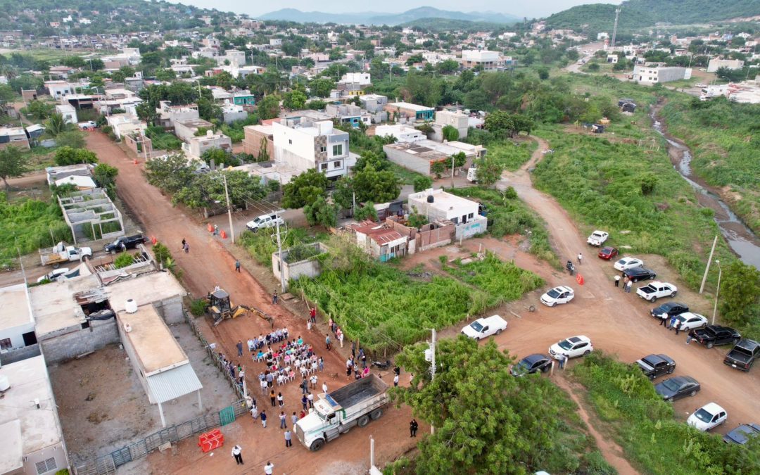 Gobierno de Mazatlán da arranque a la obra de pavimentación en la calle Cedros, colonia Rincón de Mazatlán