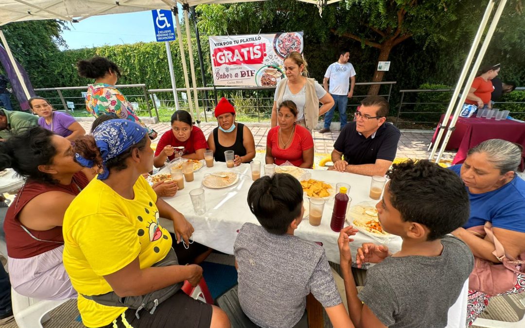 Édgar González y el equipo de DIF entregan alimentos a familiares de pacientes del Hospital General e IMSS