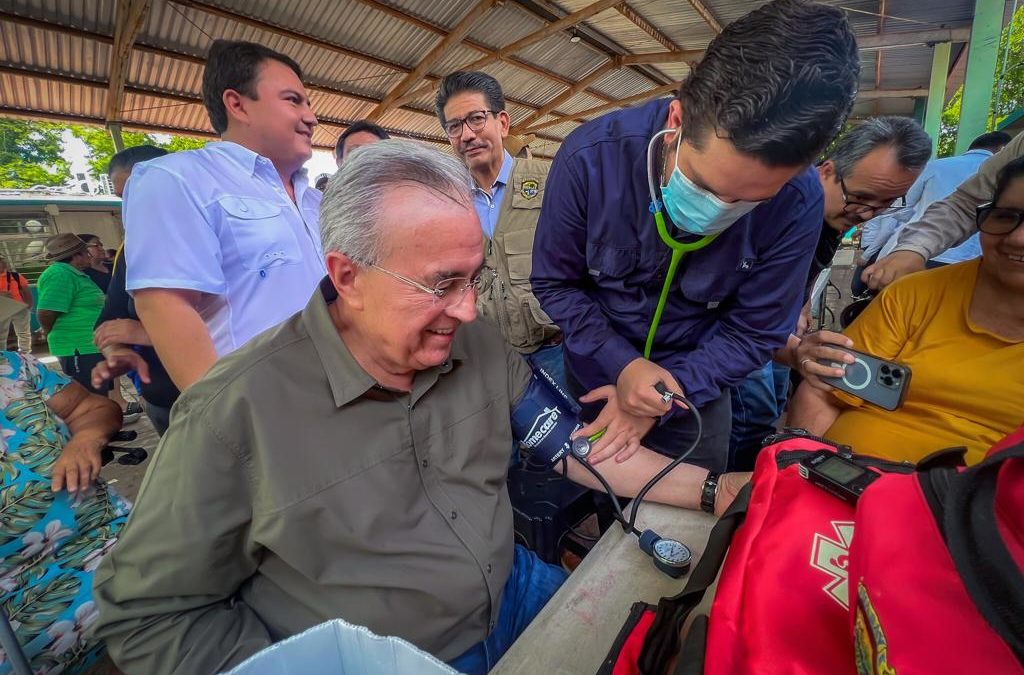 Gobernador Rocha visita comunidades afectadas por Tormenta Tropical Norma en Guasave