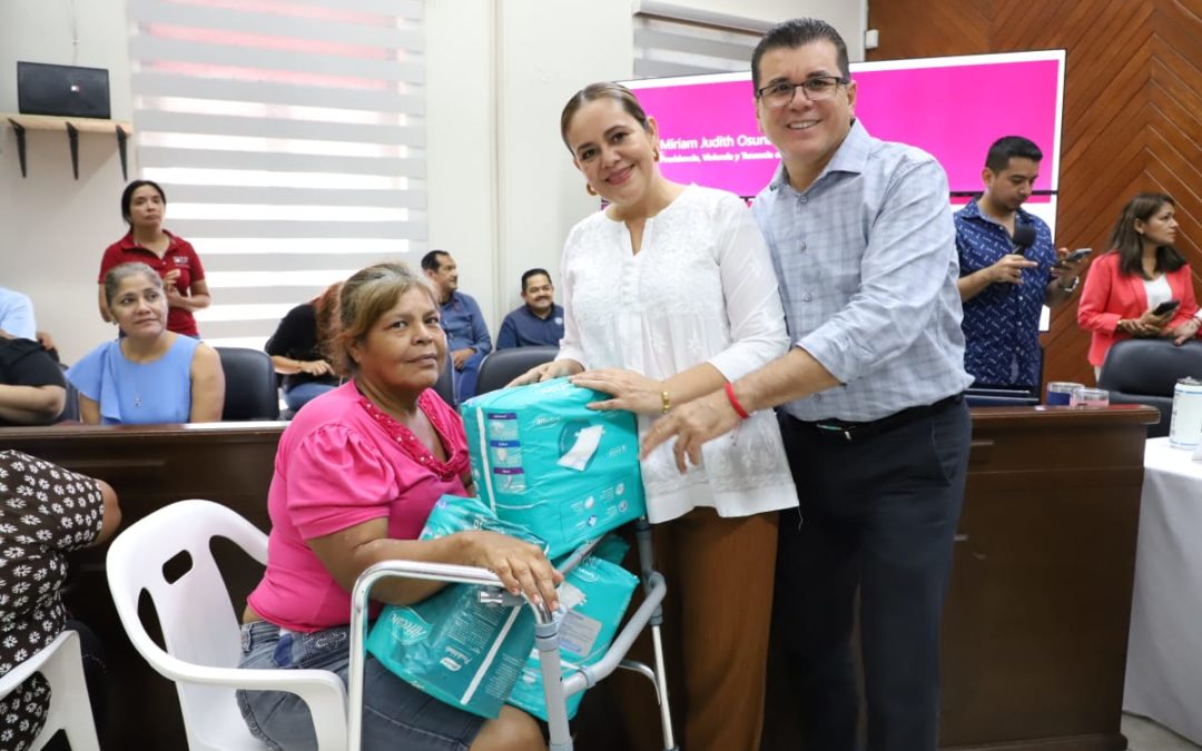 Entregan Sistema DIF Mazatlán y Gobierno Municipal diversos apoyos en ‘Escuchando a la Gente’