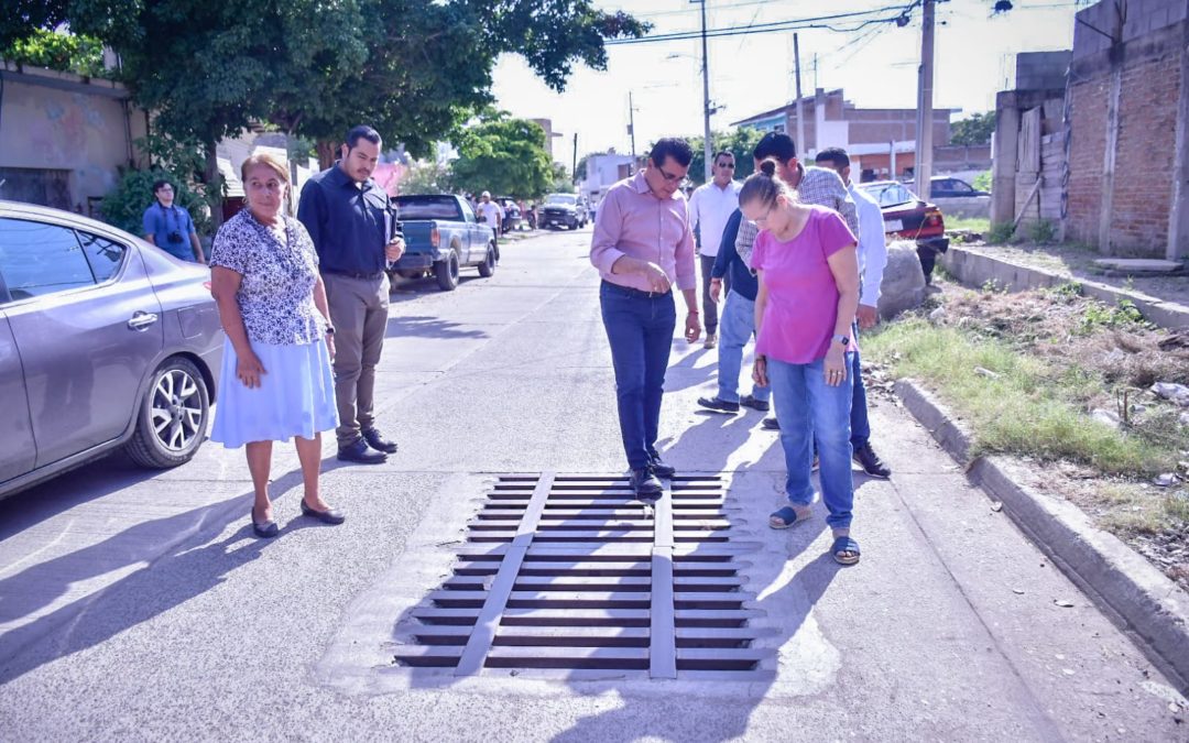 Édgar González supervisa obras de pavimentación de la colonia Klein