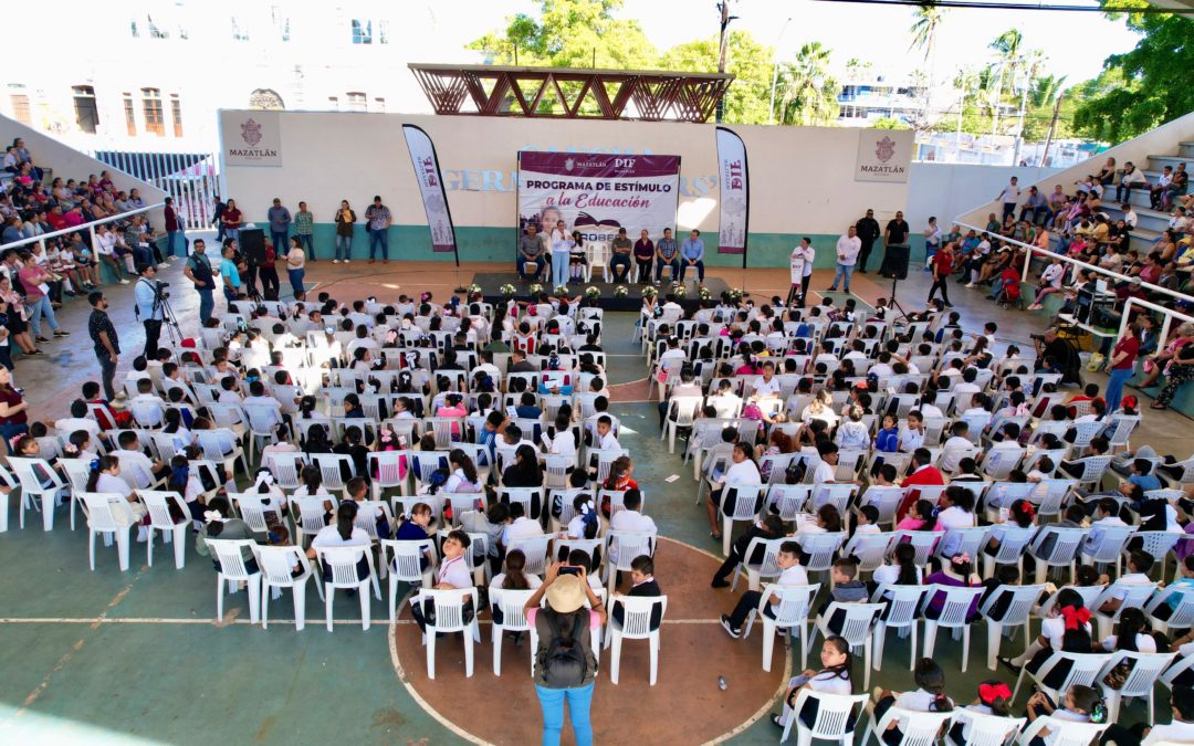 Entregan Sistema DIF Mazatlán y el Gobierno de Mazatlán 1 millón de pesos en becas para estudiantes de primaria