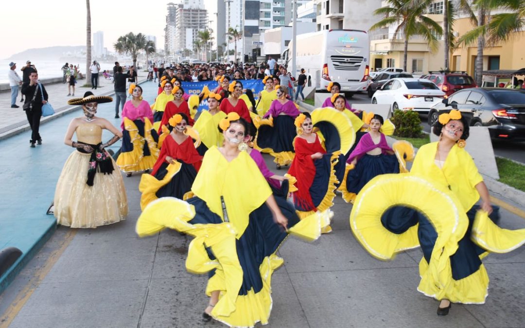 Con desfile de catrinas y concurso de altar de altares la Unidad Regional Sur de la UAS celebra el Día de Muertos