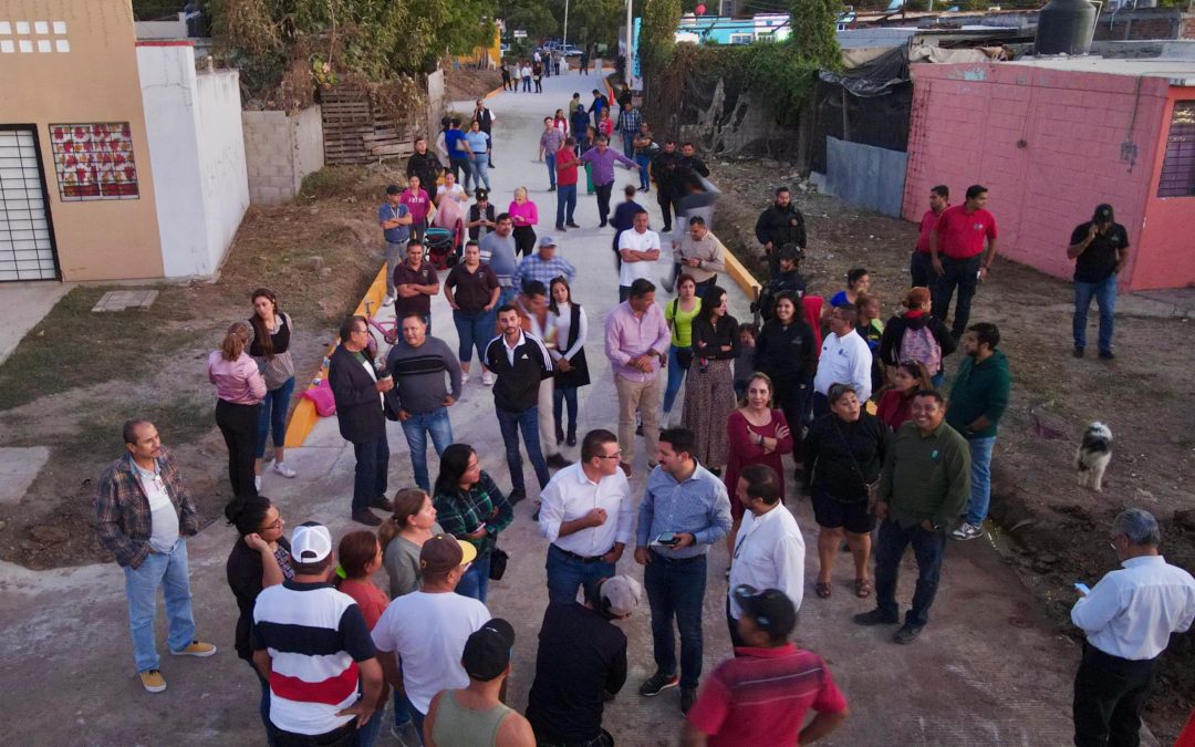 Entrega Alcalde Édgar González pavimentación de la calle Benjamin Franklin en el Fraccionamiento El Progreso