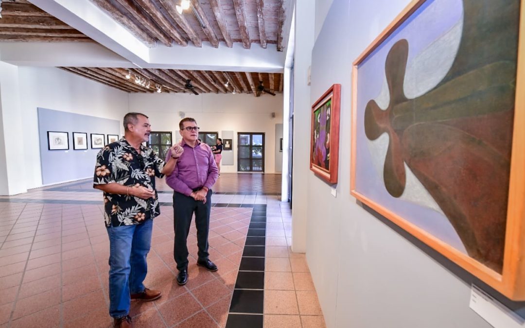 El alcalde Édgar González visita la exposición Por siempre, Antonio López Sáenz en la Galería del TAP