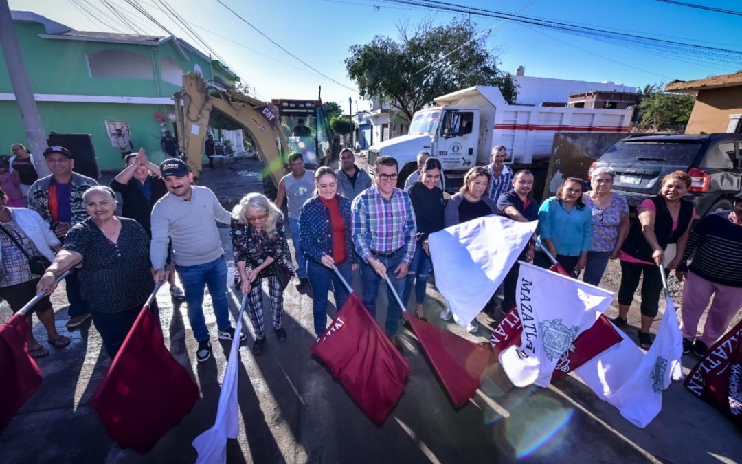 El Gobierno de Mazatlán realiza arranque de pavimentación en la calle Norma Corona de la colonia Libertad de Expresión