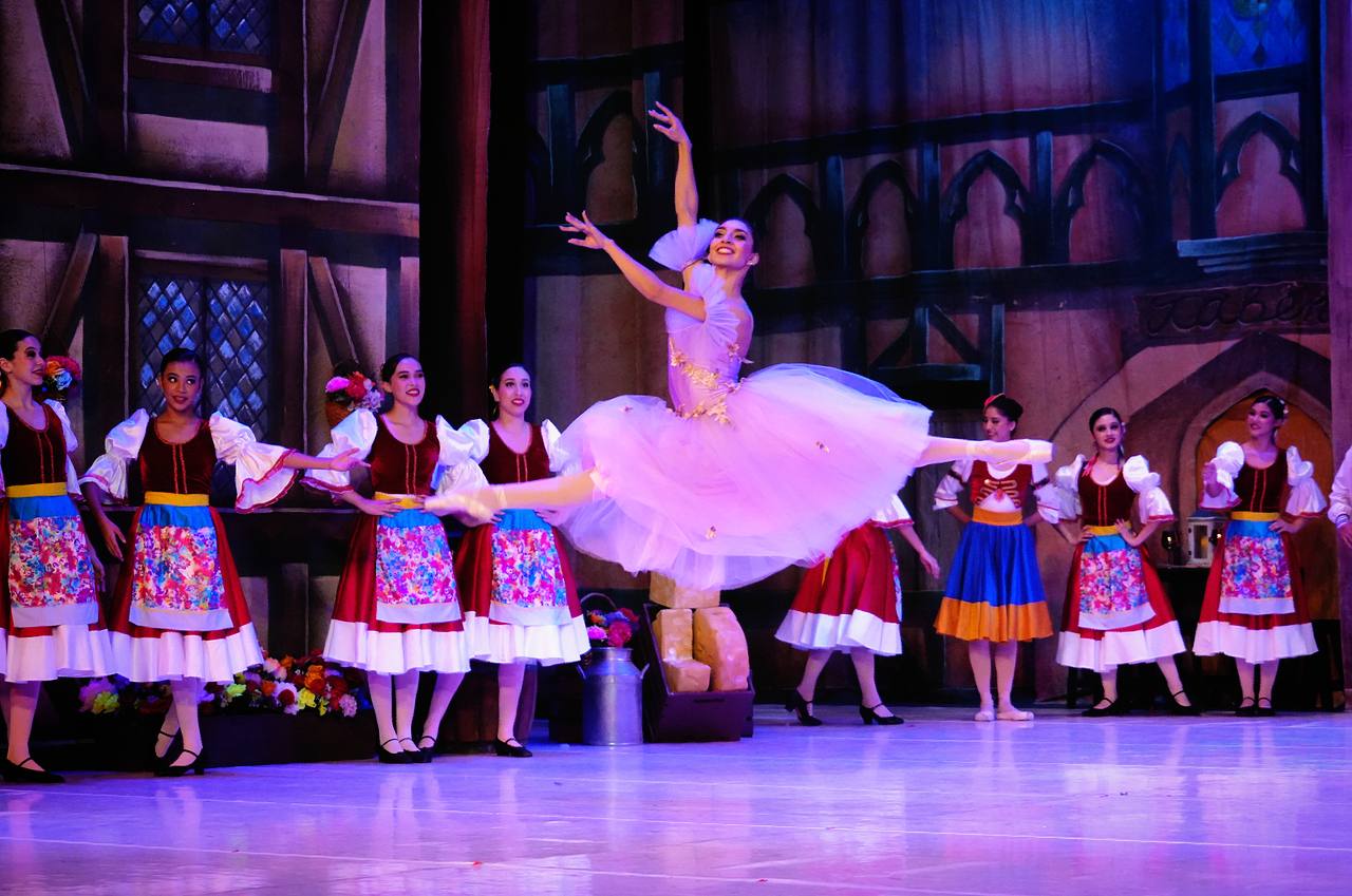 Admiran el ballet Coppelia en el Teatro Ángela Peralta | Mazatlan es mi ...