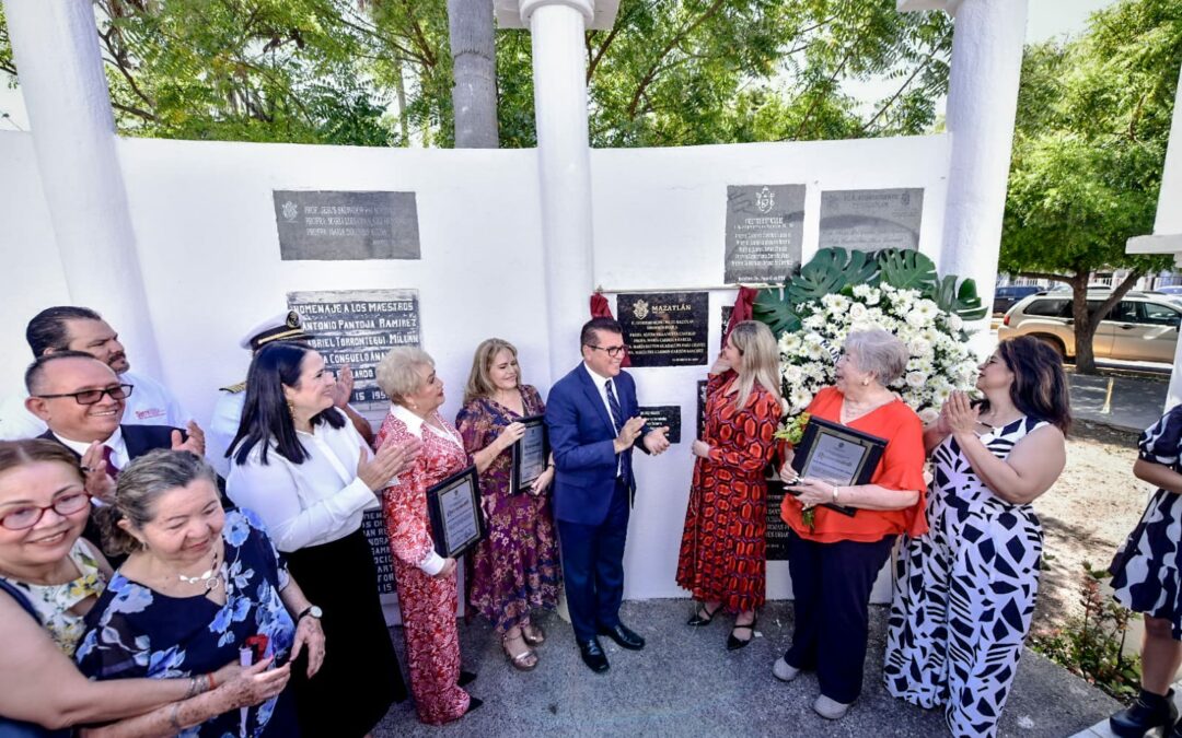 Rinden homenaje a maestros reconocidos por su trayectoria profesional en el municipio de Mazatlán