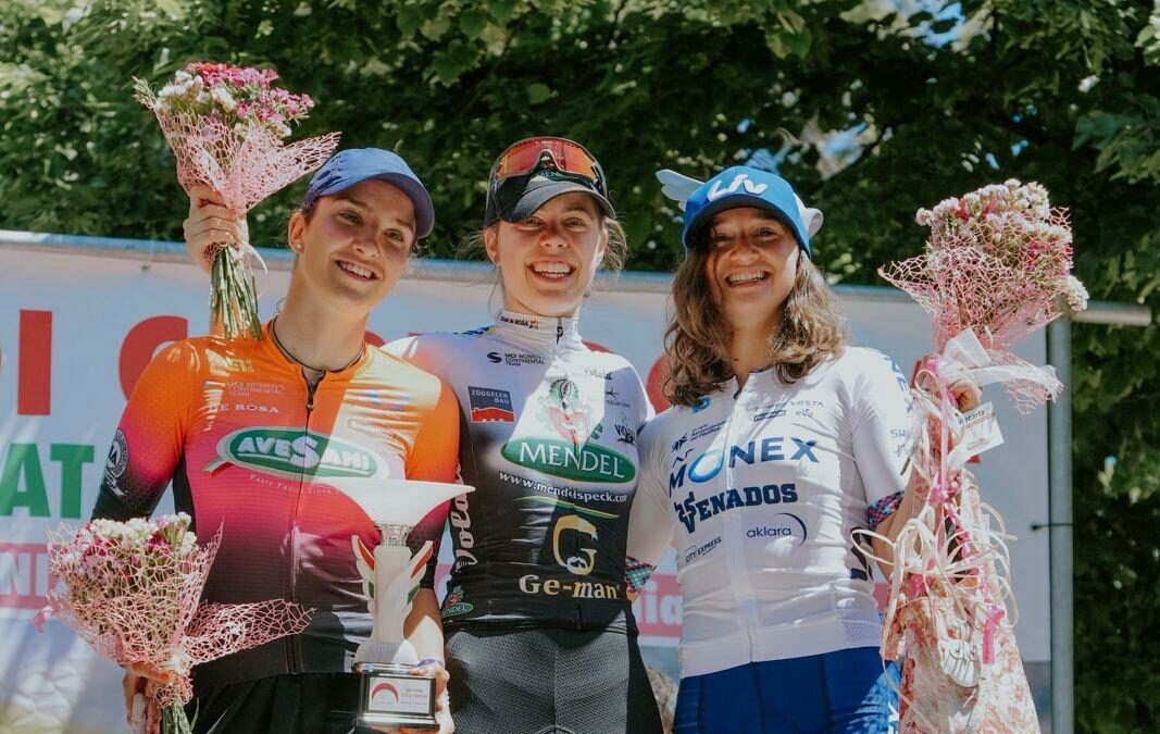 Romina Hinojosa, de A.R Monex Pro Cycling Team sube al pódium en competencia en Italia