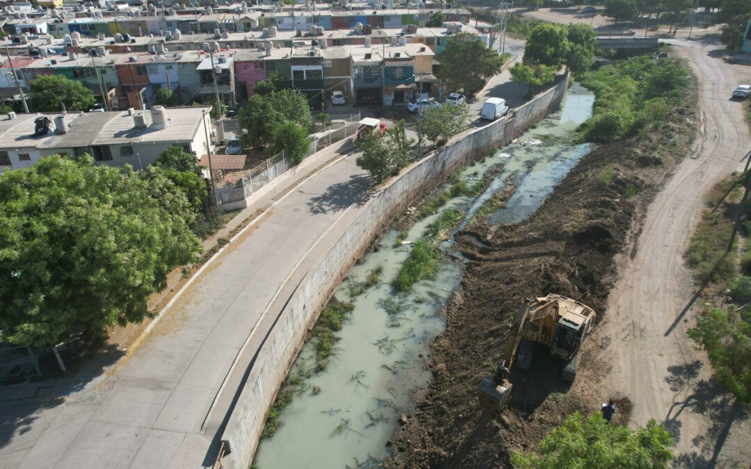 El alcalde Édgar González supervisa la construcción de un muro de contención del canal pluvial en La Foresta