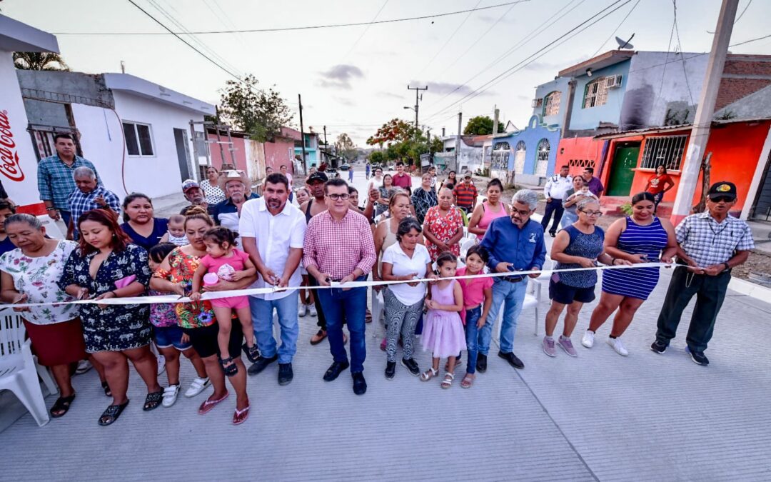 Vecinos de la colonia Genaro Estrada celebran la pavimentación de la calle Loma Linda