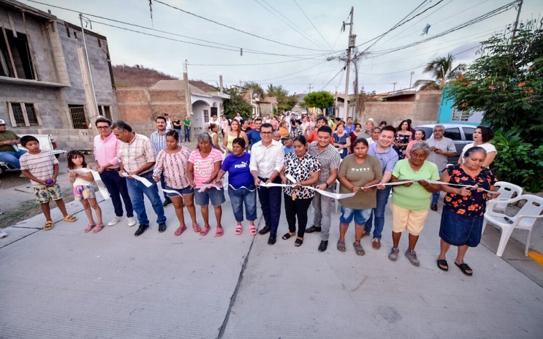 Tras 22 años de espera, vecinos de la colonia Universo estrenan obra de pavimentación