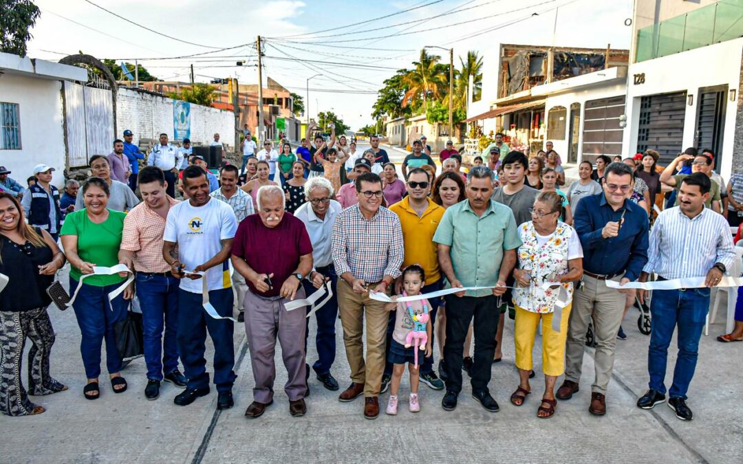 Las colonias Huertos familiares y Labastida Ochoa estrenan calles pavimentadas