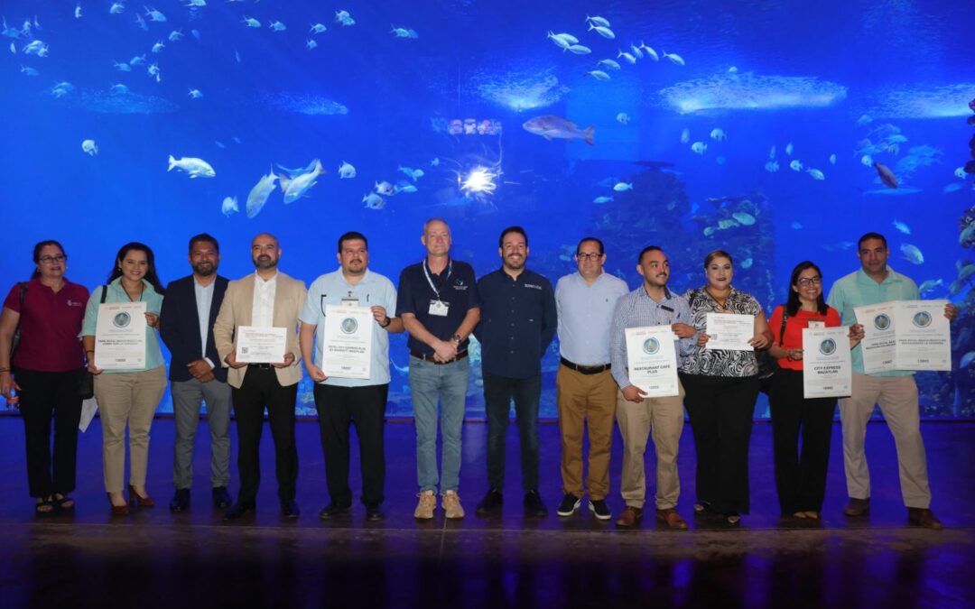 Sectur entrega certificaciones a buzos del Gran Acuario Mazatlán