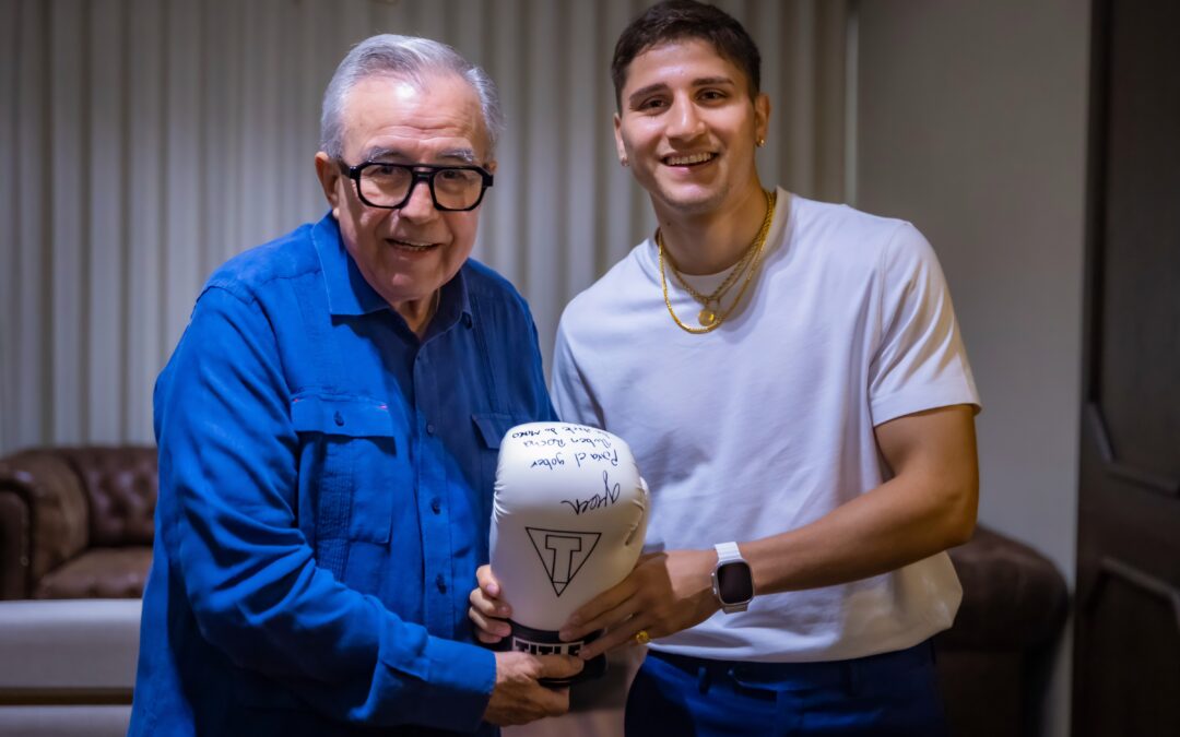 El gobernador Rubén Rocha Moya recibe en su despacho al medallista olímpico Marco Verde y a su entrenador Radamés Hernández