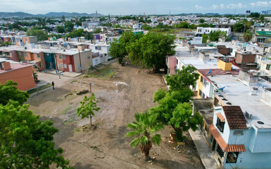 El alcalde Édgar González supervisa obra en calles y andadores del Infonavit Alarcón