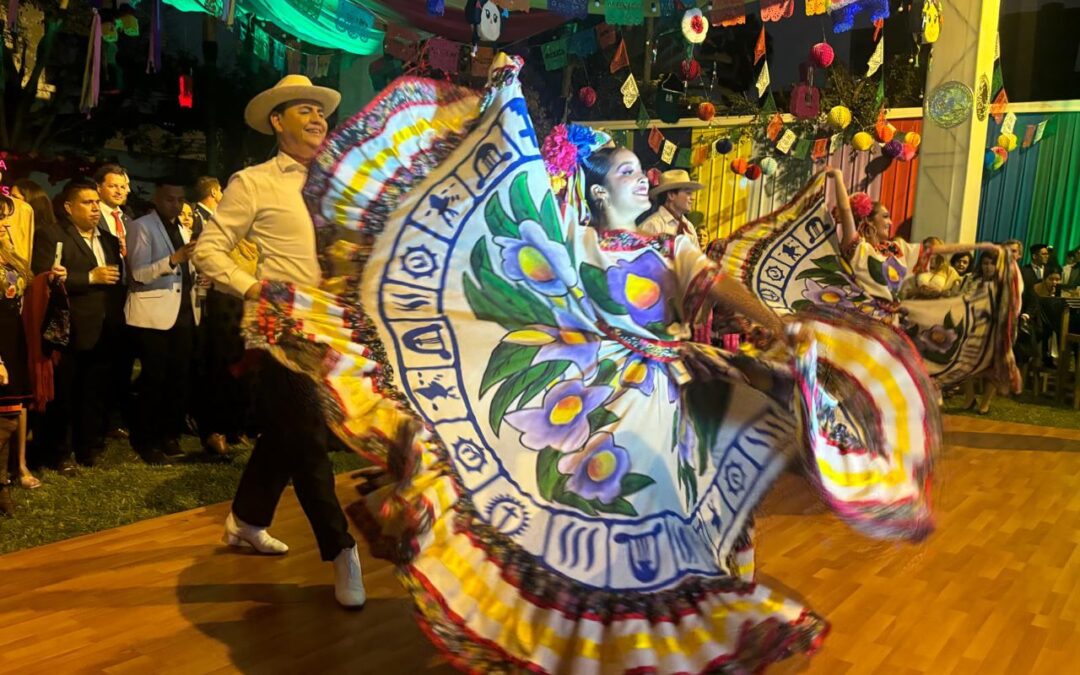 Ballet Folclórico de Mazatlán brilla en Perú con espectáculo de danzas tradicionales mexicanas