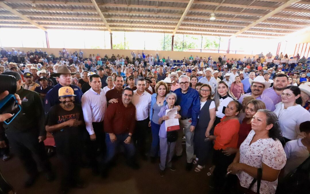 Rocha entrega 2 mil 864 títulos de propiedad en los municipios de Choix y El Fuerte